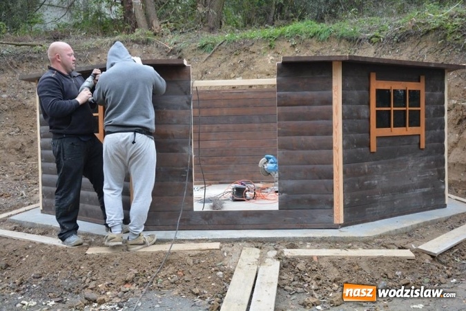 Zdjęcie w galerii na portalu naszwodzislaw.com: Rodzinny Park Rozrywki: Ruszyła budowa chatki solankowej  wiadomości z regionu