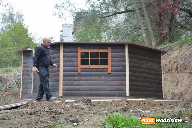 Zdjęcie w galerii na portalu naszwodzislaw.com: Rodzinny Park Rozrywki: Ruszyła budowa chatki solankowej  wiadomości z regionu
