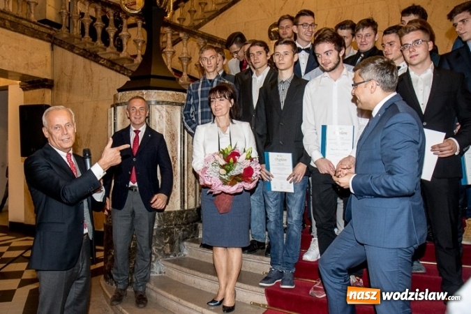 Zdjęcie w galerii na portalu naszwodzislaw.com: Wręczono wyróżnienia Programu Samorząd, który wspiera MŚP. Nagrodzono Rydułtowy i Wodzisław Śląski  wiadomości z regionu