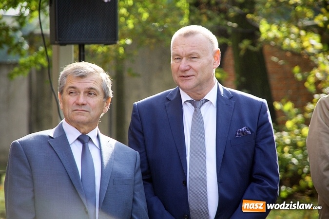 Zdjęcie w galerii na portalu naszwodzislaw.com: Szpitale w powiecie mają nowe karetki. Do zakupu dołożyło się czternaście samorządów  wiadomości z regionu