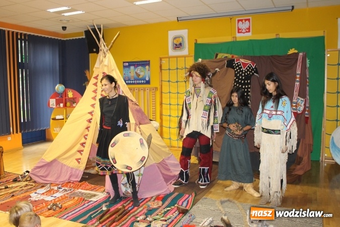 Zdjęcie w galerii na portalu naszwodzislaw.com: Wizyta Indian w rydułtowskim przedszkolu. Rozpoczęto realizację innowacji pedagogicznej z zakresu edukacji globalnej  wiadomości z regionu