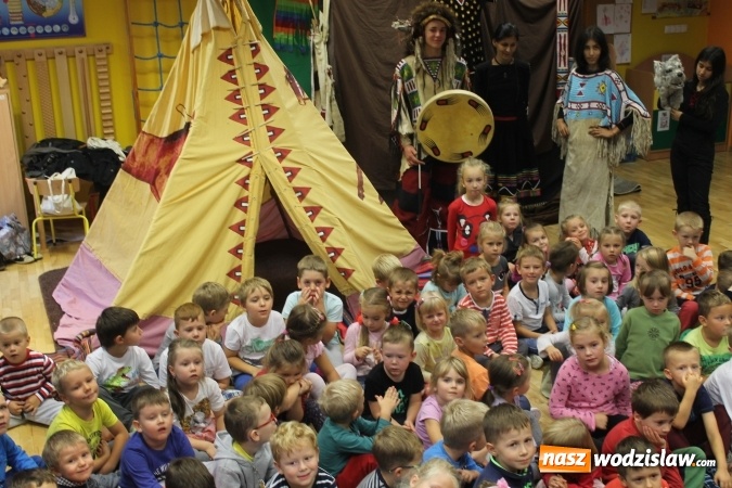 Zdjęcie w galerii na portalu naszwodzislaw.com: Wizyta Indian w rydułtowskim przedszkolu. Rozpoczęto realizację innowacji pedagogicznej z zakresu edukacji globalnej  wiadomości z regionu