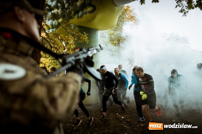 Zdjęcie w galerii na portalu naszwodzislaw.com: Czasem słońce, czasem deszcz czyli Runmageddon Silesia na Pustyni Błędowskiej wiadomości z regionu