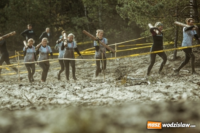 Zdjęcie w galerii na portalu naszwodzislaw.com: Czasem słońce, czasem deszcz czyli Runmageddon Silesia na Pustyni Błędowskiej wiadomości z regionu