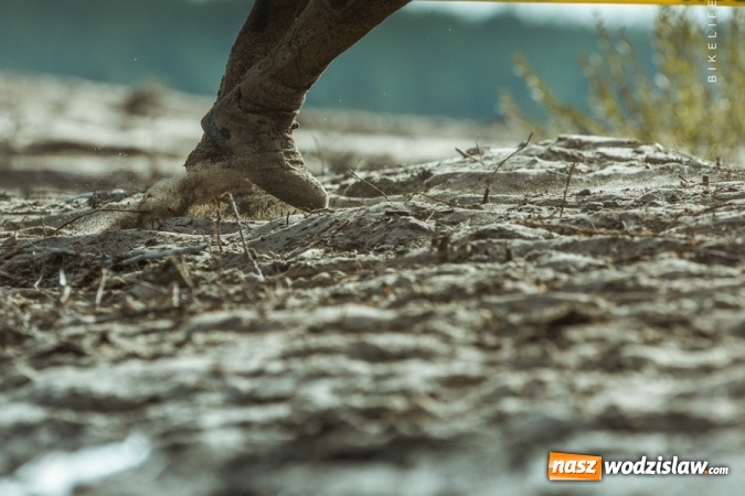 Zdjęcie w galerii na portalu naszwodzislaw.com: Czasem słońce, czasem deszcz czyli Runmageddon Silesia na Pustyni Błędowskiej wiadomości z regionu