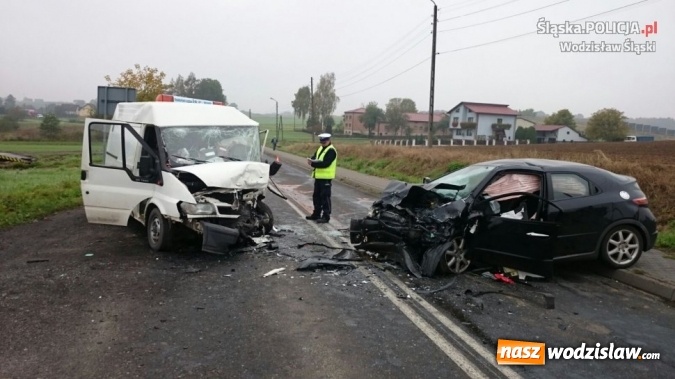 Zdjęcie w galerii na portalu naszwodzislaw.com: Bus zderzył się z osobówką. Cztery osoby w szpitalu  wiadomości z regionu