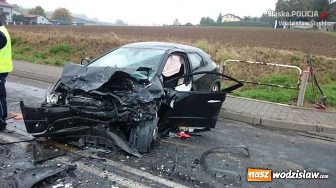 Zdjęcie w galerii na portalu naszwodzislaw.com: Bus zderzył się z osobówką. Cztery osoby w szpitalu  wiadomości z regionu