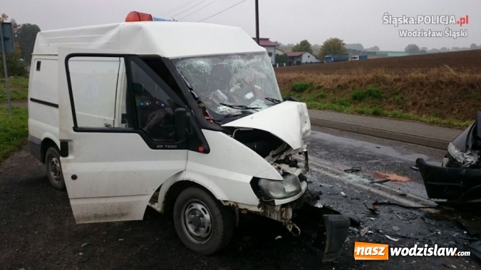 Zdjęcie w galerii na portalu naszwodzislaw.com: Bus zderzył się z osobówką. Cztery osoby w szpitalu  wiadomości z regionu