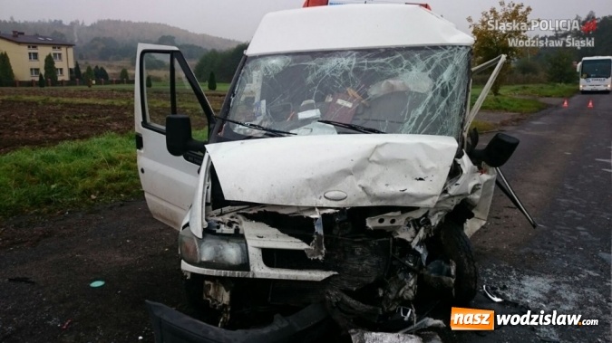 Zdjęcie w galerii na portalu naszwodzislaw.com: Bus zderzył się z osobówką. Cztery osoby w szpitalu  wiadomości z regionu