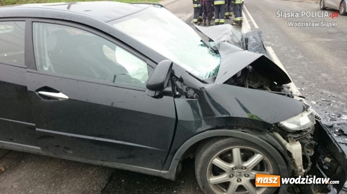 Zdjęcie w galerii na portalu naszwodzislaw.com: Bus zderzył się z osobówką. Cztery osoby w szpitalu  wiadomości z regionu