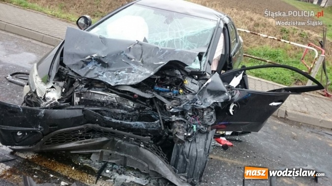 Zdjęcie w galerii na portalu naszwodzislaw.com: Bus zderzył się z osobówką. Cztery osoby w szpitalu  wiadomości z regionu