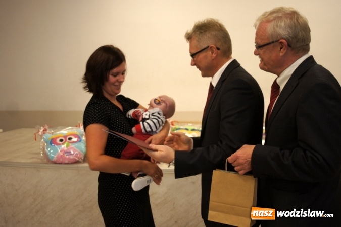 Zdjęcie w galerii na portalu naszwodzislaw.com: Mszana: Najmłodsi mieszkańcy po raz kolejny z maskotkami  wiadomości z regionu