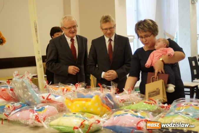 Zdjęcie w galerii na portalu naszwodzislaw.com: Mszana: Najmłodsi mieszkańcy po raz kolejny z maskotkami  wiadomości z regionu