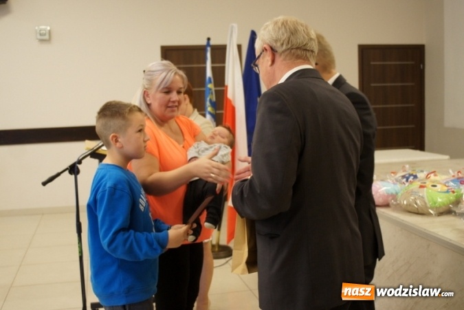Zdjęcie w galerii na portalu naszwodzislaw.com: Mszana: Najmłodsi mieszkańcy po raz kolejny z maskotkami  wiadomości z regionu