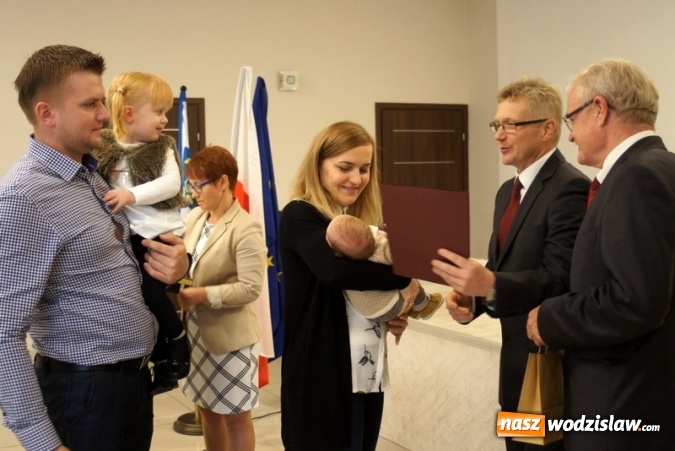 Zdjęcie w galerii na portalu naszwodzislaw.com: Mszana: Najmłodsi mieszkańcy po raz kolejny z maskotkami  wiadomości z regionu