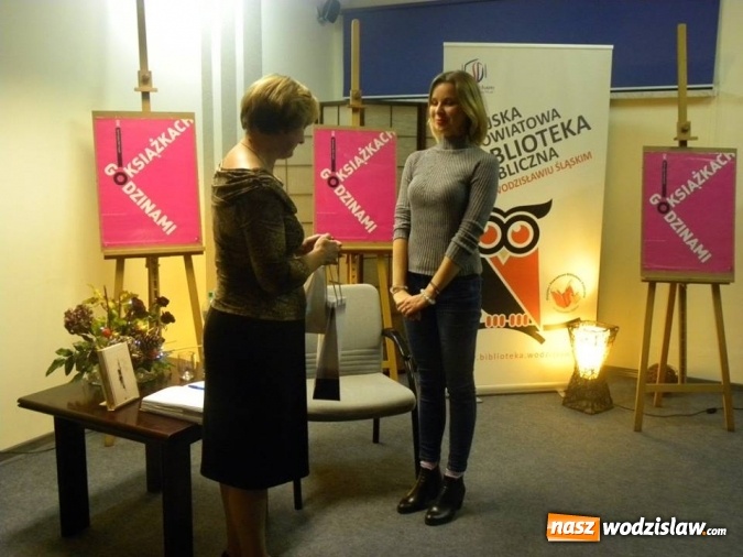 Zdjęcie w galerii na portalu naszwodzislaw.com: Anna Dziewit-Meller gościła w wodzisławskiej bibliotece wiadomości z regionu