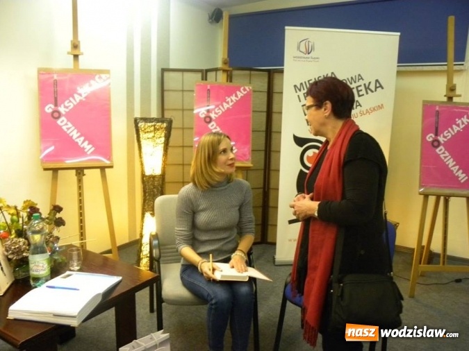 Zdjęcie w galerii na portalu naszwodzislaw.com: Anna Dziewit-Meller gościła w wodzisławskiej bibliotece wiadomości z regionu