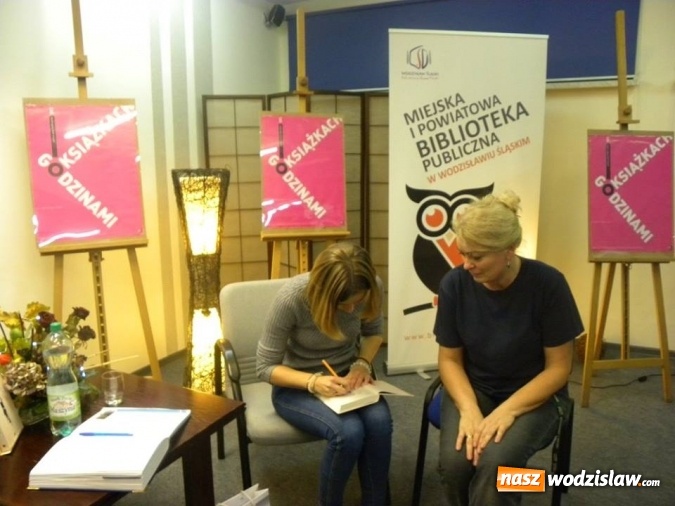 Zdjęcie w galerii na portalu naszwodzislaw.com: Anna Dziewit-Meller gościła w wodzisławskiej bibliotece wiadomości z regionu