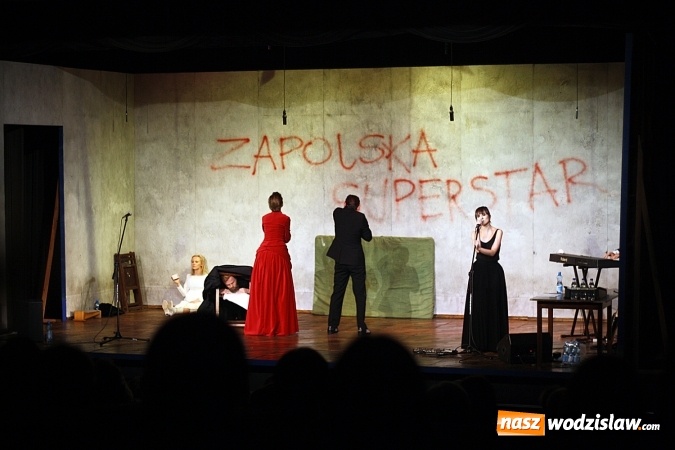 Zdjęcie w galerii na portalu naszwodzislaw.com: Sceniczna petarda Teatru Polska w Rydułtowskim Centrum Kultury wiadomości z regionu