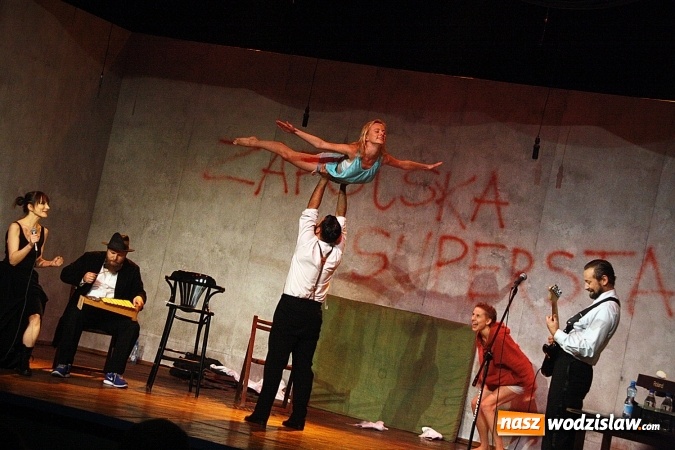 Zdjęcie w galerii na portalu naszwodzislaw.com: Sceniczna petarda Teatru Polska w Rydułtowskim Centrum Kultury wiadomości z regionu