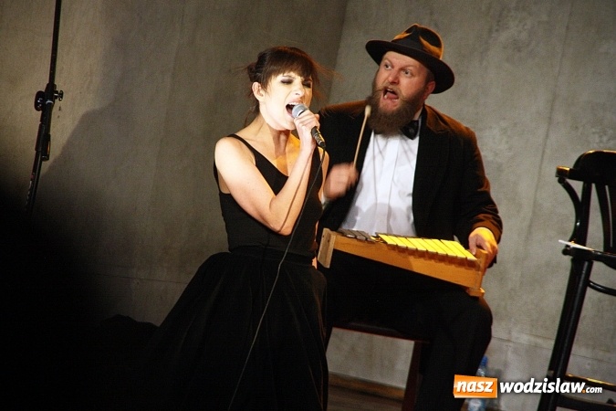 Zdjęcie w galerii na portalu naszwodzislaw.com: Sceniczna petarda Teatru Polska w Rydułtowskim Centrum Kultury wiadomości z regionu