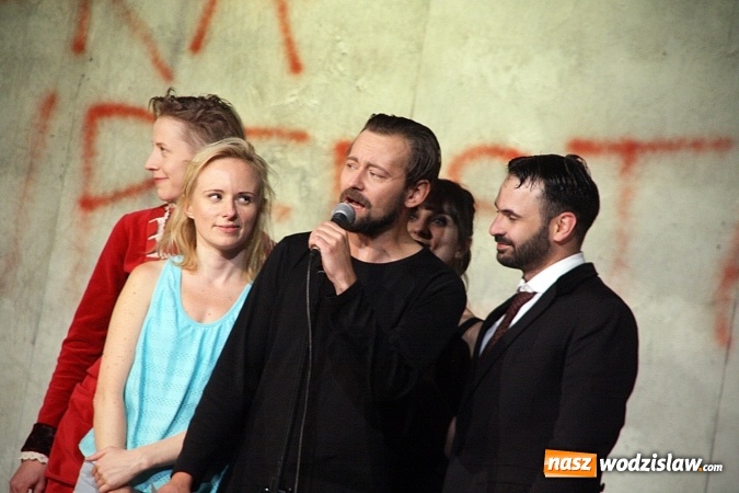 Zdjęcie w galerii na portalu naszwodzislaw.com: Sceniczna petarda Teatru Polska w Rydułtowskim Centrum Kultury wiadomości z regionu