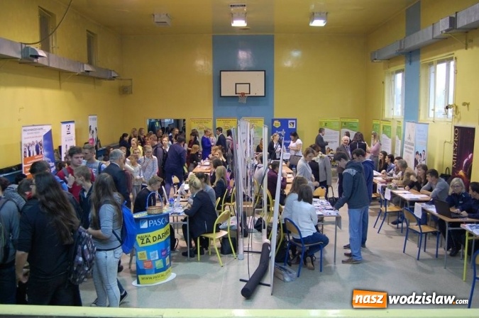 Zdjęcie w galerii na portalu naszwodzislaw.com: Za nami Targi Pracy i Aktywizacji Zawodowej oraz Tydzień Kariery  wiadomości z regionu