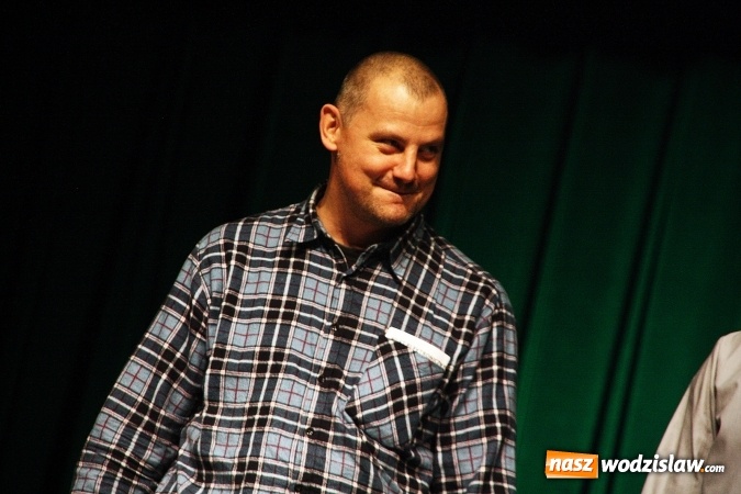 Zdjęcie w galerii na portalu naszwodzislaw.com: Kabaret Smile na scenie Rydułtowskiego Centrum Kultury wiadomości z regionu