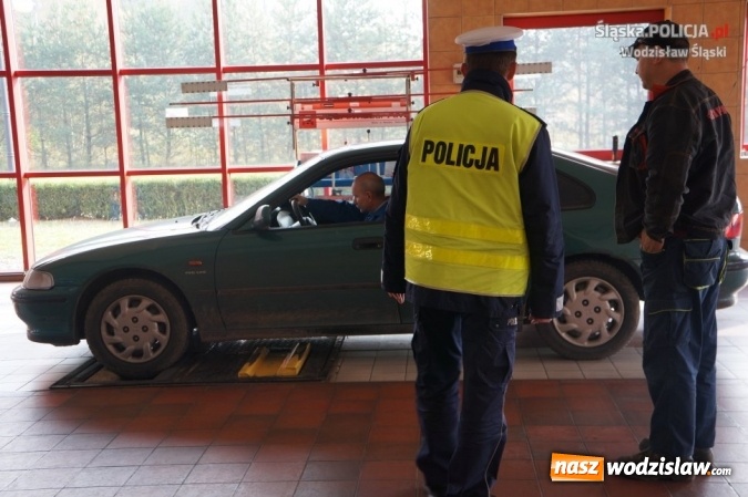 Zdjęcie w galerii na portalu naszwodzislaw.com: Akcja wodzisławskiej&nbsp;drog&oacute;wki. Rozdawali odblaski i zachęcali do bezpłatnego przeglądu swojego samochodu wiadomości z regionu