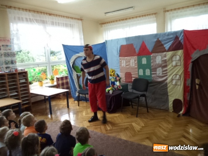 Zdjęcie w galerii na portalu naszwodzislaw.com: Teatr z Krakowa w pszowskim przedszkolu  wiadomości z regionu