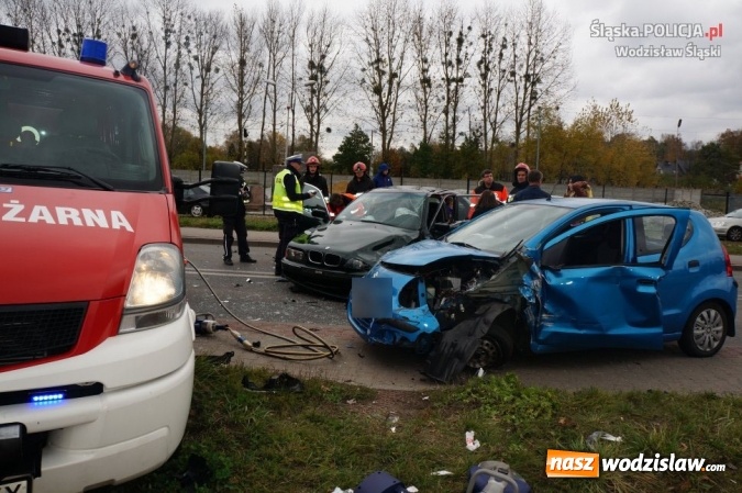 Zdjęcie w galerii na portalu naszwodzislaw.com: Wypadek na Bogumińskiej. Ucierpiało pięć osób wiadomości z regionu