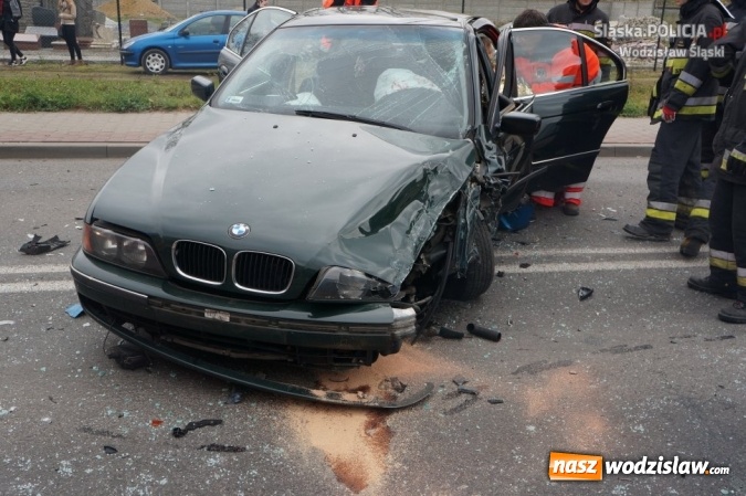 Zdjęcie w galerii na portalu naszwodzislaw.com: Wypadek na Bogumińskiej. Ucierpiało pięć osób wiadomości z regionu