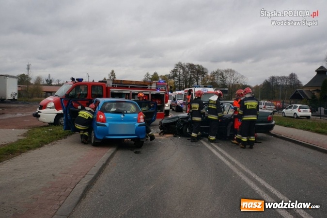 Zdjęcie w galerii na portalu naszwodzislaw.com: Wypadek na Bogumińskiej. Ucierpiało pięć osób wiadomości z regionu