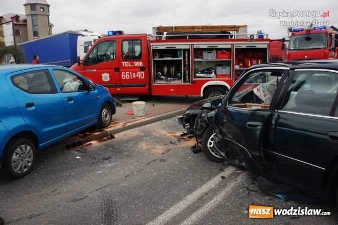 Zdjęcie w galerii na portalu naszwodzislaw.com: Wypadek na Bogumińskiej. Ucierpiało pięć osób wiadomości z regionu