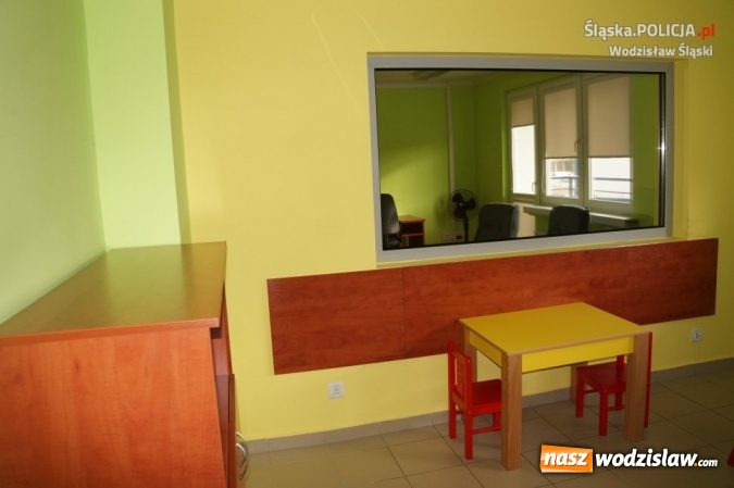 Zdjęcie w galerii na portalu naszwodzislaw.com: Wodzisławska komenda przyjazna dzieciom. Powstał niebieski pokój i kącik zabawowy  wiadomości z regionu