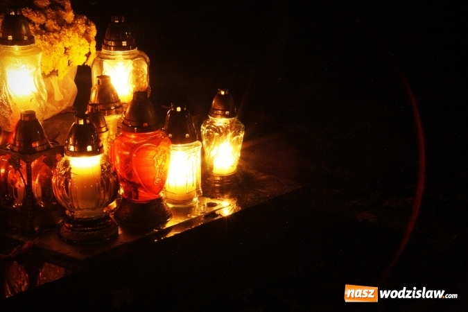 Zdjęcie w galerii na portalu naszwodzislaw.com: Tysiące zniczy i niepowtarzalny klimat zadumy. Cmentarz komunalny wieczorową porą wiadomości z regionu