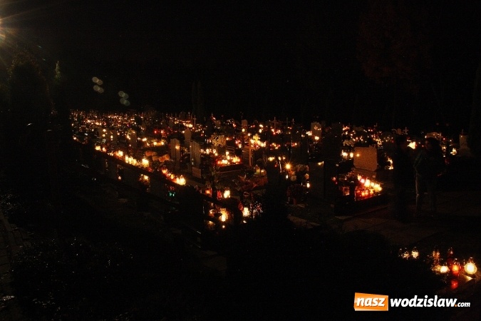 Zdjęcie w galerii na portalu naszwodzislaw.com: Tysiące zniczy i niepowtarzalny klimat zadumy. Cmentarz komunalny wieczorową porą wiadomości z regionu