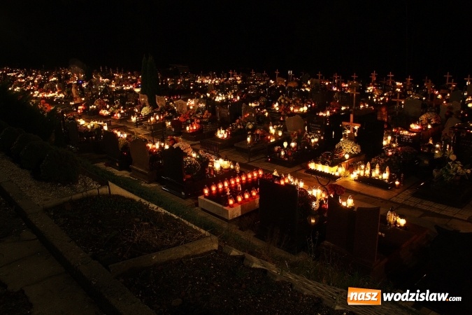 Zdjęcie w galerii na portalu naszwodzislaw.com: Tysiące zniczy i niepowtarzalny klimat zadumy. Cmentarz komunalny wieczorową porą wiadomości z regionu