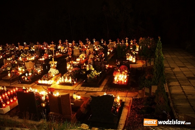 Zdjęcie w galerii na portalu naszwodzislaw.com: Tysiące zniczy i niepowtarzalny klimat zadumy. Cmentarz komunalny wieczorową porą wiadomości z regionu