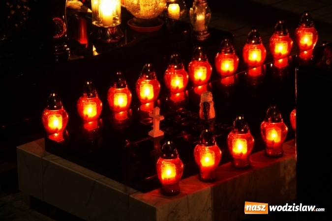 Zdjęcie w galerii na portalu naszwodzislaw.com: Tysiące zniczy i niepowtarzalny klimat zadumy. Cmentarz komunalny wieczorową porą wiadomości z regionu