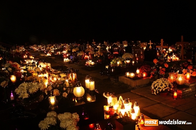 Zdjęcie w galerii na portalu naszwodzislaw.com: Tysiące zniczy i niepowtarzalny klimat zadumy. Cmentarz komunalny wieczorową porą wiadomości z regionu
