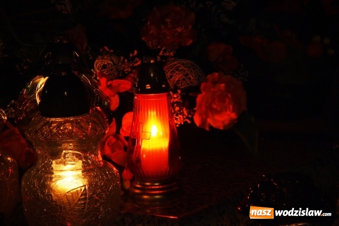 Zdjęcie w galerii na portalu naszwodzislaw.com: Tysiące zniczy i niepowtarzalny klimat zadumy. Cmentarz komunalny wieczorową porą wiadomości z regionu