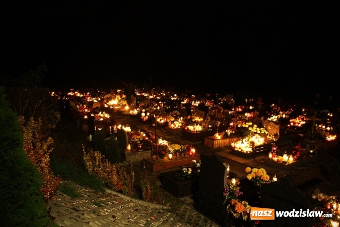 Zdjęcie w galerii na portalu naszwodzislaw.com: Tysiące zniczy i niepowtarzalny klimat zadumy. Cmentarz komunalny wieczorową porą wiadomości z regionu