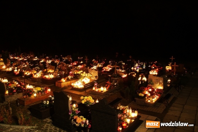 Zdjęcie w galerii na portalu naszwodzislaw.com: Tysiące zniczy i niepowtarzalny klimat zadumy. Cmentarz komunalny wieczorową porą wiadomości z regionu