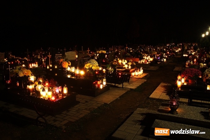 Zdjęcie w galerii na portalu naszwodzislaw.com: Tysiące zniczy i niepowtarzalny klimat zadumy. Cmentarz komunalny wieczorową porą wiadomości z regionu