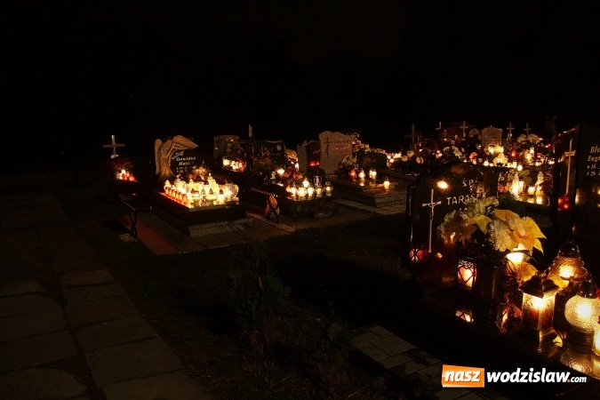 Zdjęcie w galerii na portalu naszwodzislaw.com: Tysiące zniczy i niepowtarzalny klimat zadumy. Cmentarz komunalny wieczorową porą wiadomości z regionu