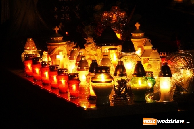 Zdjęcie w galerii na portalu naszwodzislaw.com: Tysiące zniczy i niepowtarzalny klimat zadumy. Cmentarz komunalny wieczorową porą wiadomości z regionu