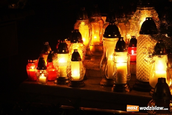 Zdjęcie w galerii na portalu naszwodzislaw.com: Tysiące zniczy i niepowtarzalny klimat zadumy. Cmentarz komunalny wieczorową porą wiadomości z regionu