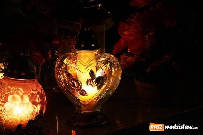 Zdjęcie w galerii na portalu naszwodzislaw.com: Tysiące zniczy i niepowtarzalny klimat zadumy. Cmentarz komunalny wieczorową porą wiadomości z regionu