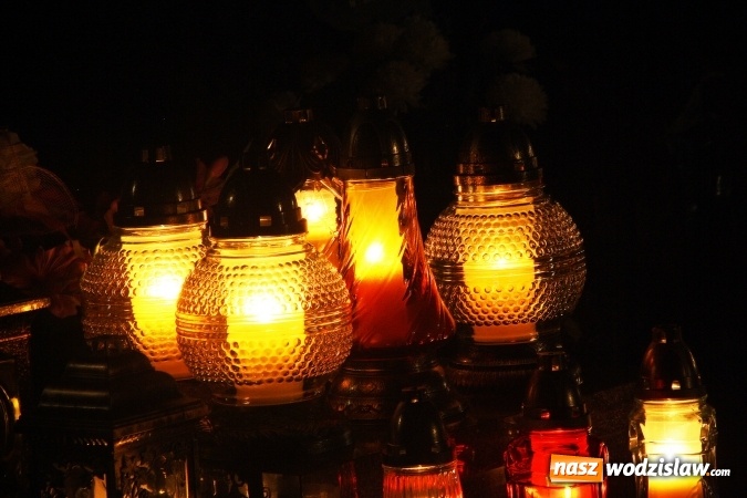 Zdjęcie w galerii na portalu naszwodzislaw.com: Tysiące zniczy i niepowtarzalny klimat zadumy. Cmentarz komunalny wieczorową porą wiadomości z regionu